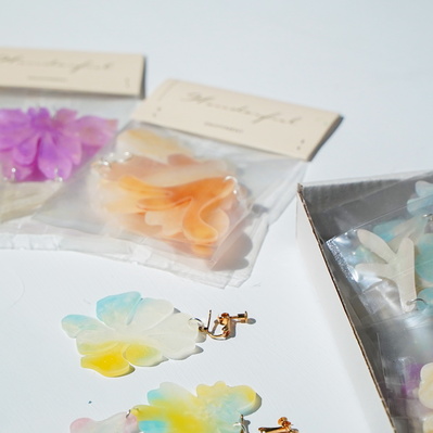 Acrylic Earrings｜Lightweight Petal Design in Soft Colors - FLUX Inc - 002